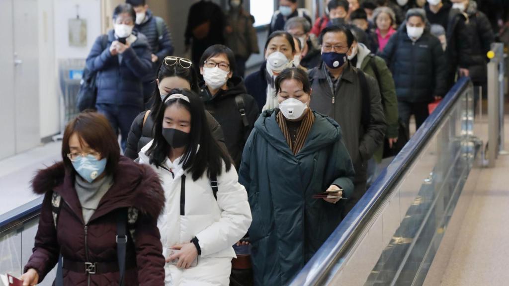 Pasajeros con máscarillas en el aeropuerto de Wuhan