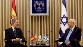 El rey Felipe VI junto al presidente israelí Reuven Rivlin en Jerusalén.