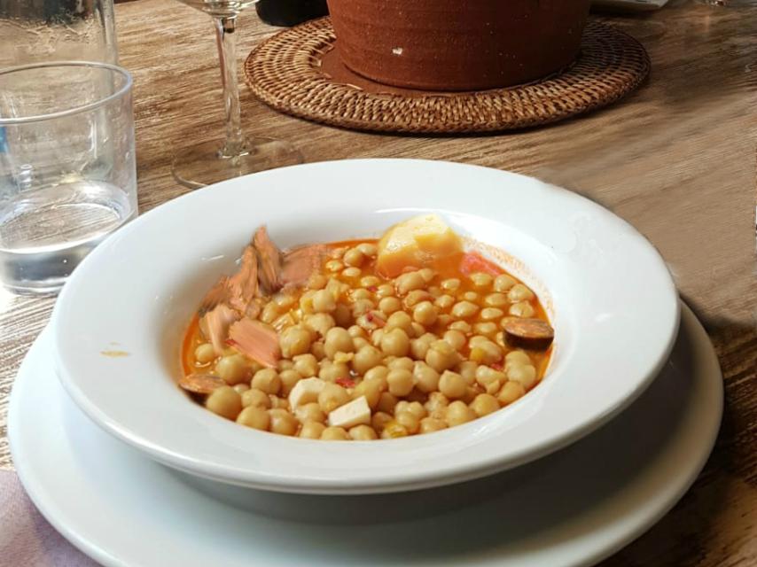 Cocido con garbanzos, patatas, zanahoria y algo de carne.