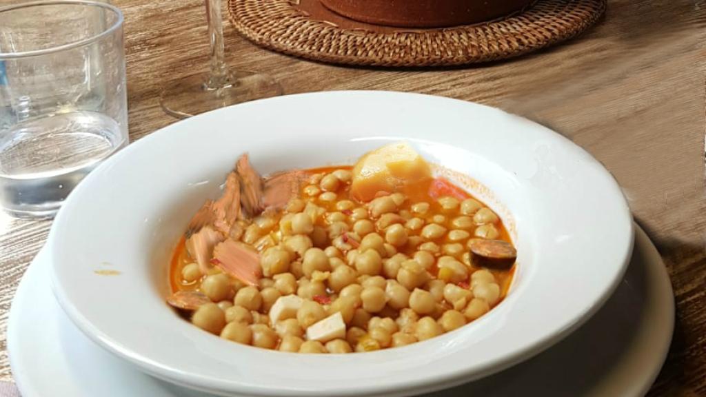 Cocido con garbanzos, patatas, zanahoria y algo de carne.