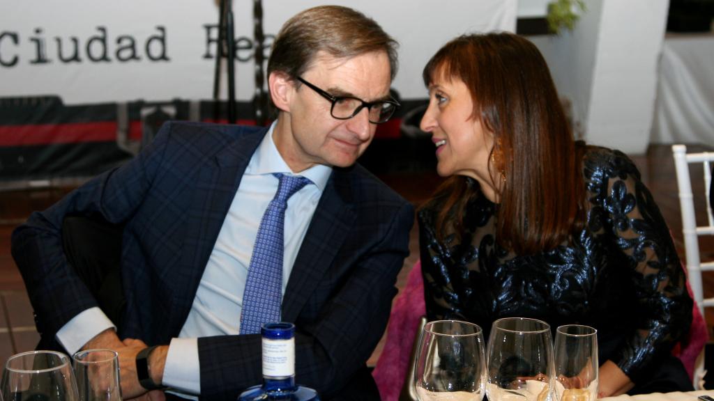 MIguel Ángel Mellado junto con  la presidenta de la Asociación de Periodistas de Ciudad Real, Mar Gómez Torrijos, en el centro.