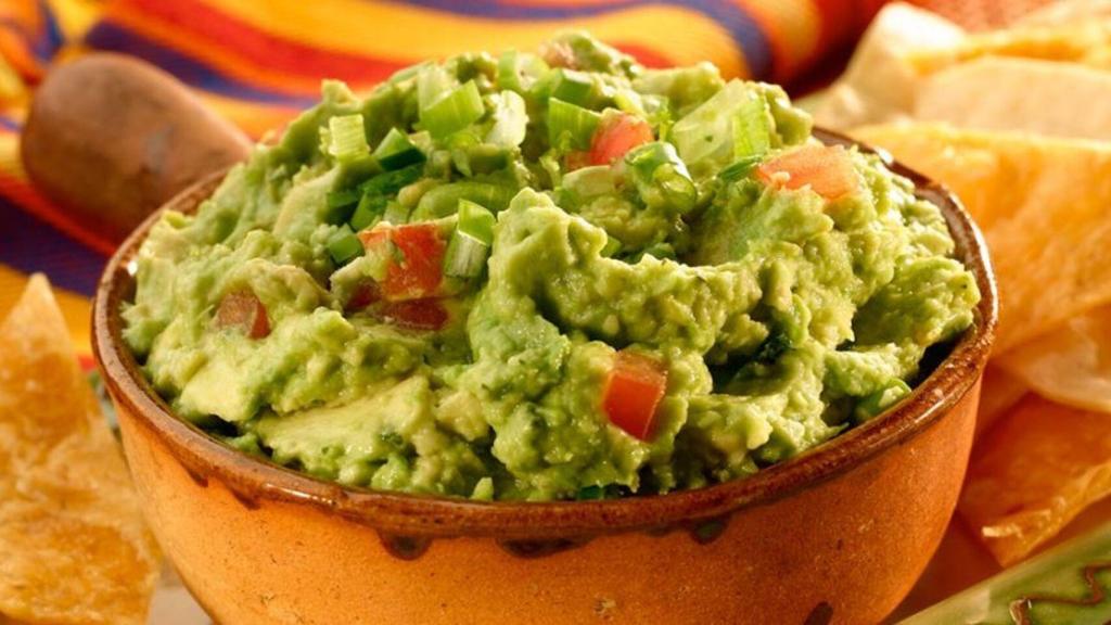 El guacamole es una crema elaborada con aguacate tradicional de México.