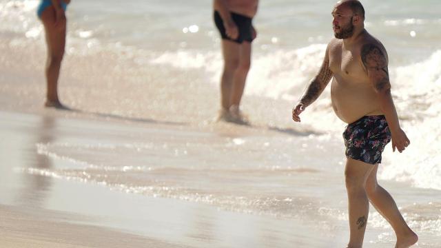 El dj Kiko Rivera paseando por la playa.