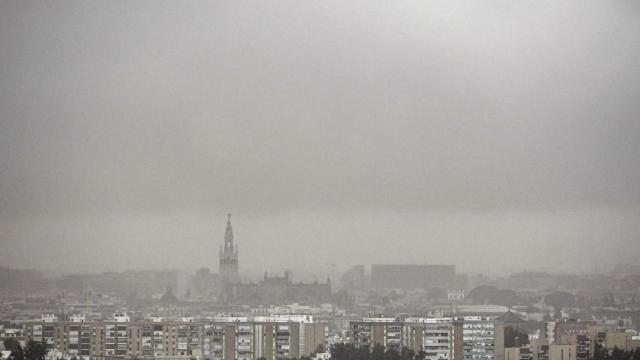 Vista general de Sevilla con el temporal de fuertes lluvías previstas para hoy. EFe/ Raúl Caro.