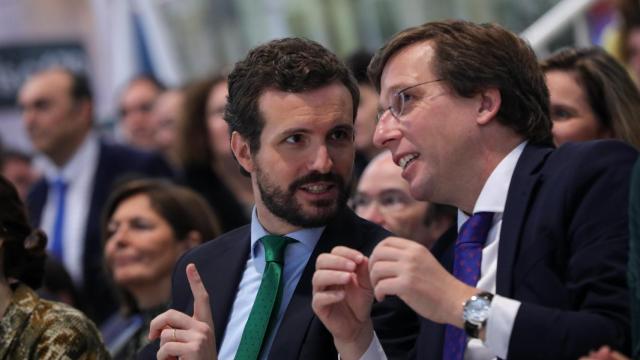 Pablo Casado, presidente del PP, y José Luis Martínez Almeida, alcalde de Madrid, en Fitur.