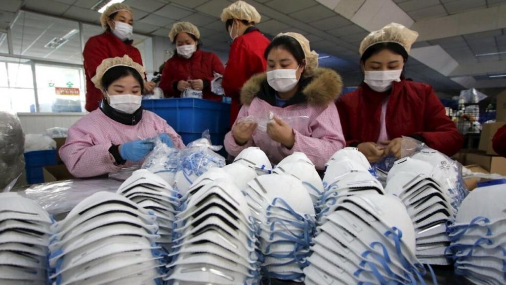 Mujeres trabajan en una fábrica de mascarillas en la provincia de Hebei (China).