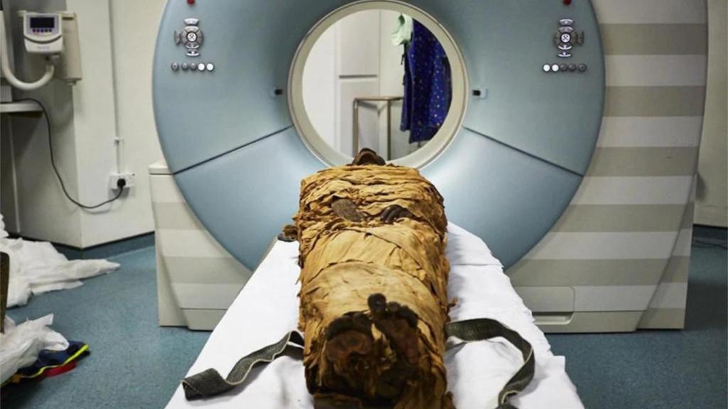 La momia de Nesyamun, a punto de pasar por el escáner