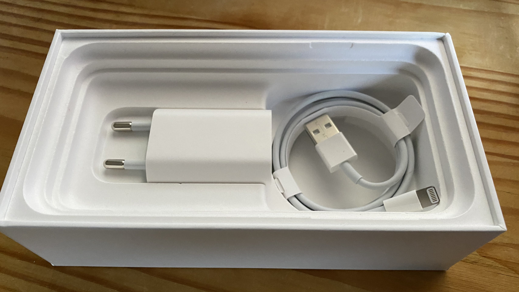 Cargador y cable Lightning incluidos con el iPhone 11