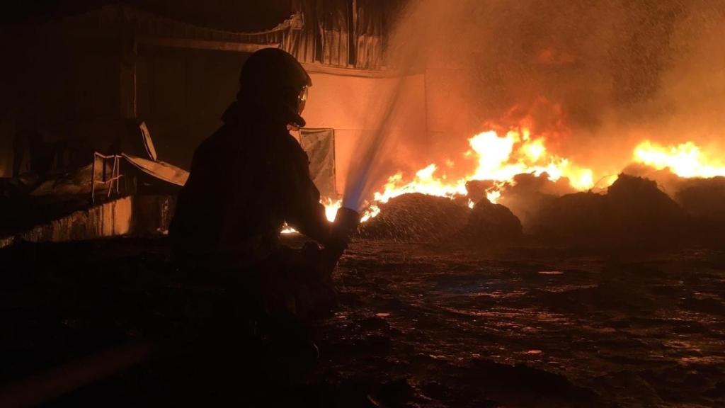 Un bombero haciendo frente al fuego.