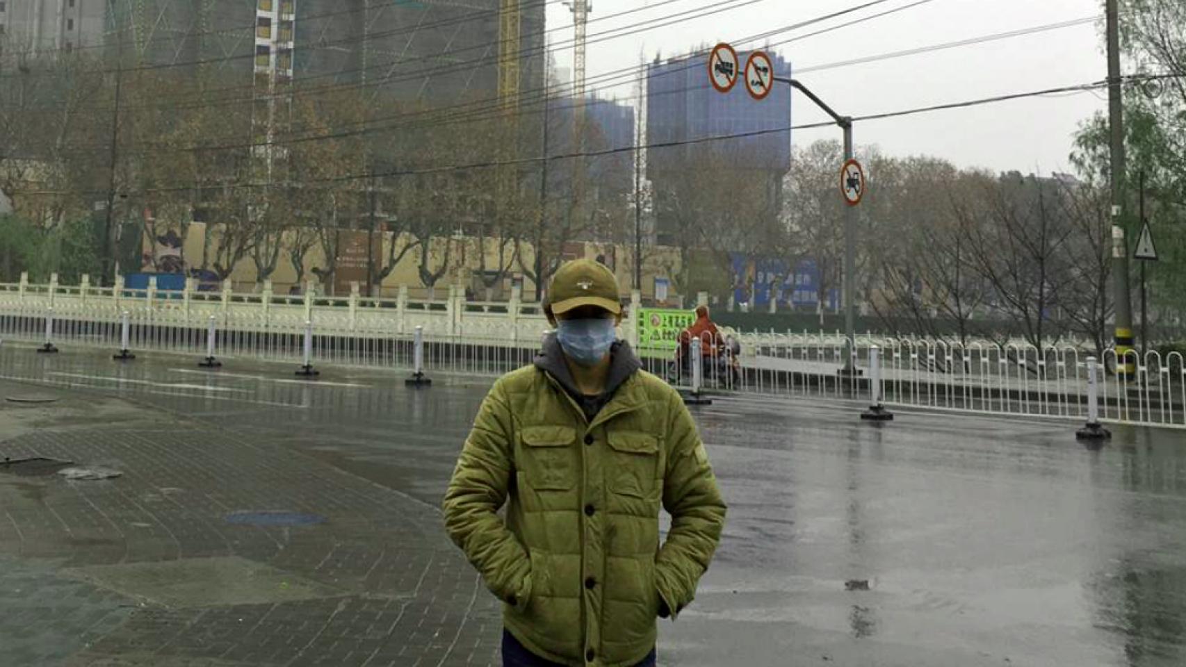 Camilo Burgos, este sábado en una calle de Wuhan.