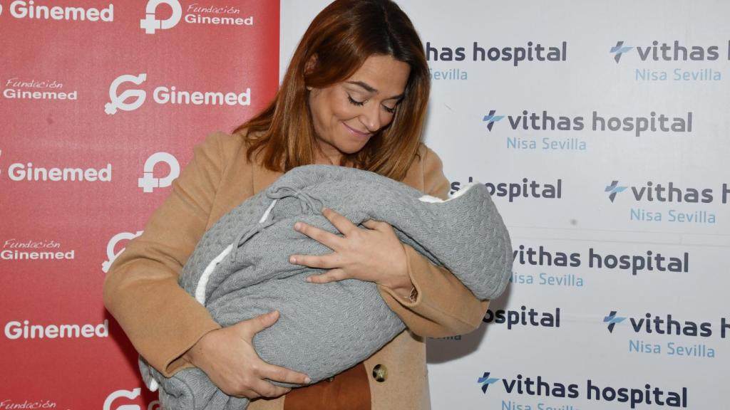 Toñi Moreno mira emocionada a su hija Lola.