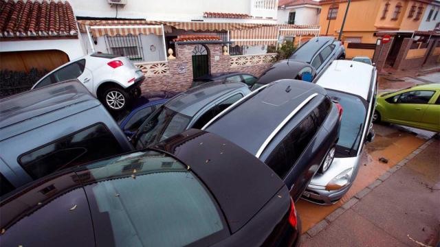 Calles anegadas y coches amontonados en Málaga.