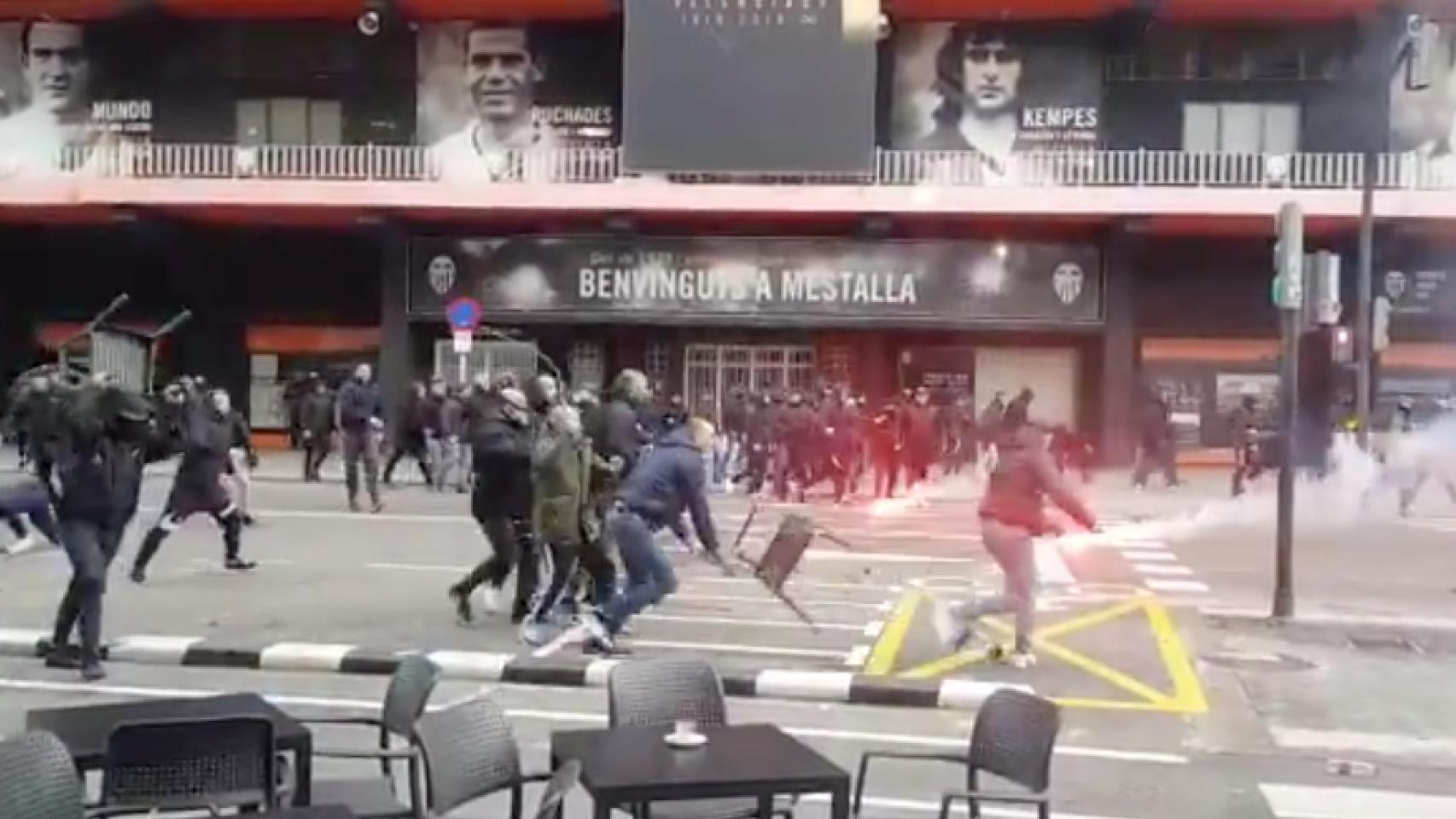 Ultras de Valencia y Barça se enzarzan en una batalla campal en Mestalla con sillas y bengalas