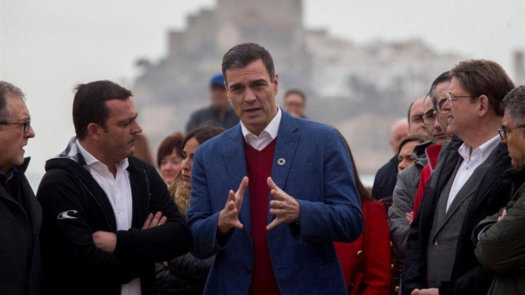 Pedro Sánchez , junto al presidente valenciano, Ximo Puig, en las playas de Peñíscola y Benicarló.