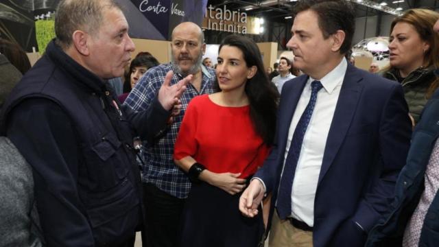 Momento en el que impiden la entrada a Rocío Monasterio en el stand del País Vasco en Fitur.