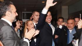 Juan Guaidó, a su llegada al aeropuerto Adolfo suárez Madrid-Barajas, junto a lilian Tintori.