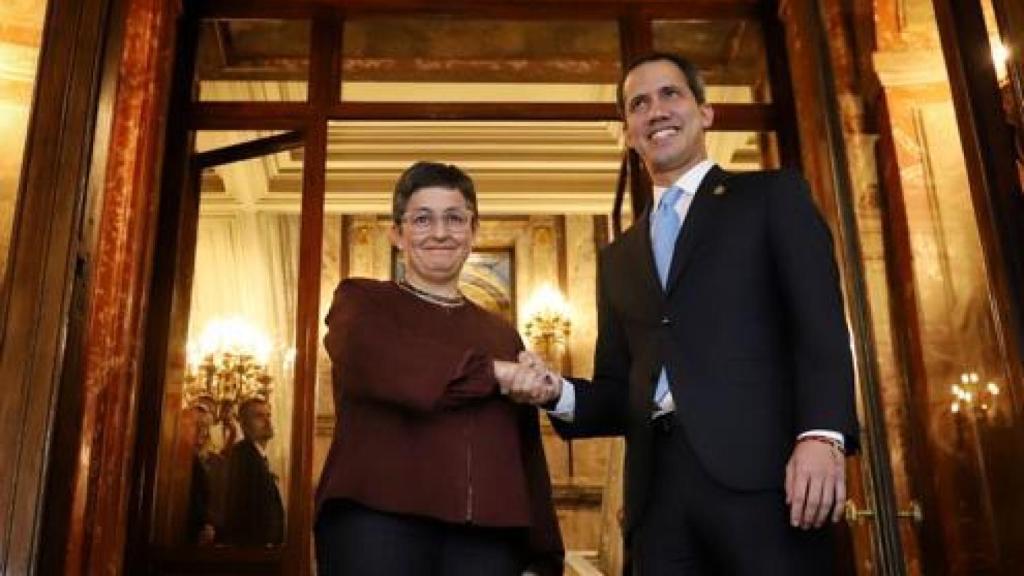 Arancha González Laya, ministra de Exteriores, con Juan Guaidó, presidente encargado de Venezuela, en Madrid.