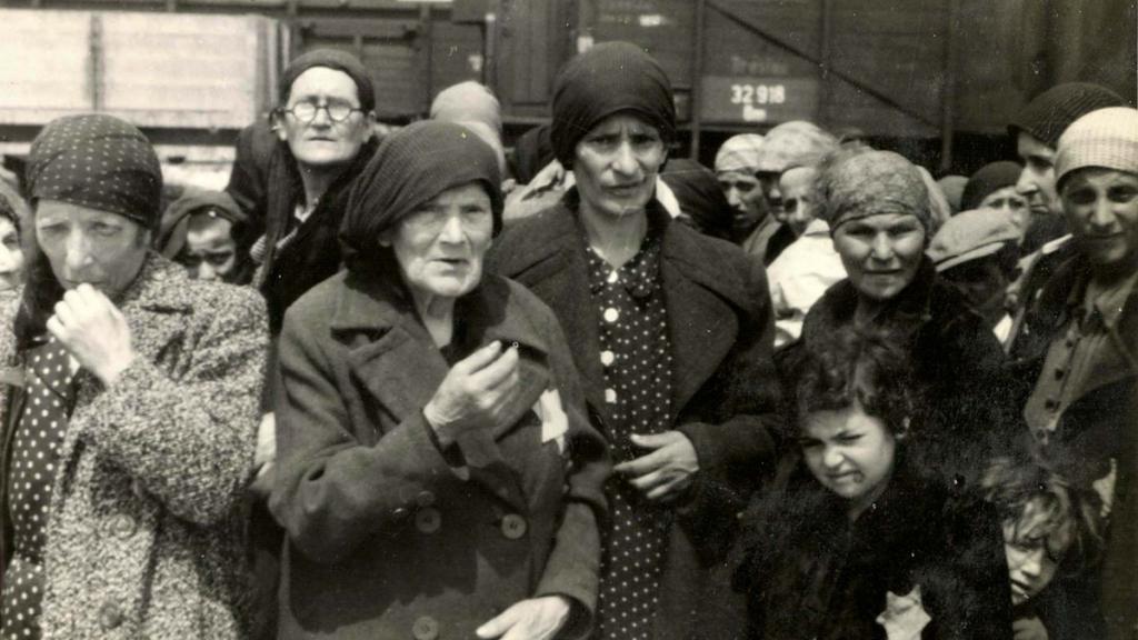 Un grupo de mujeres y niños a su llegada a Auschwitz.