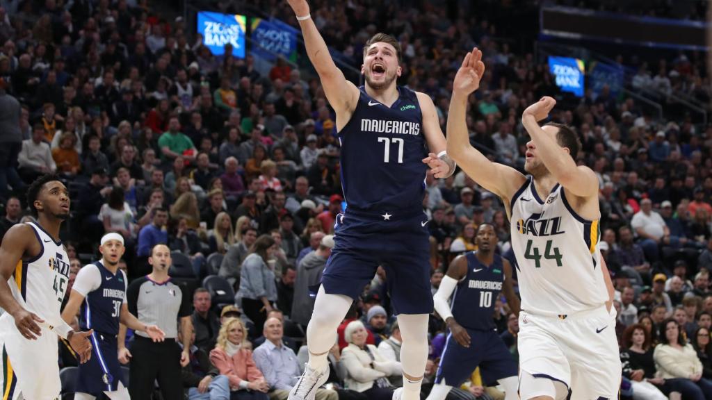 Luka Doncic superando a Bojan Bogdanovic