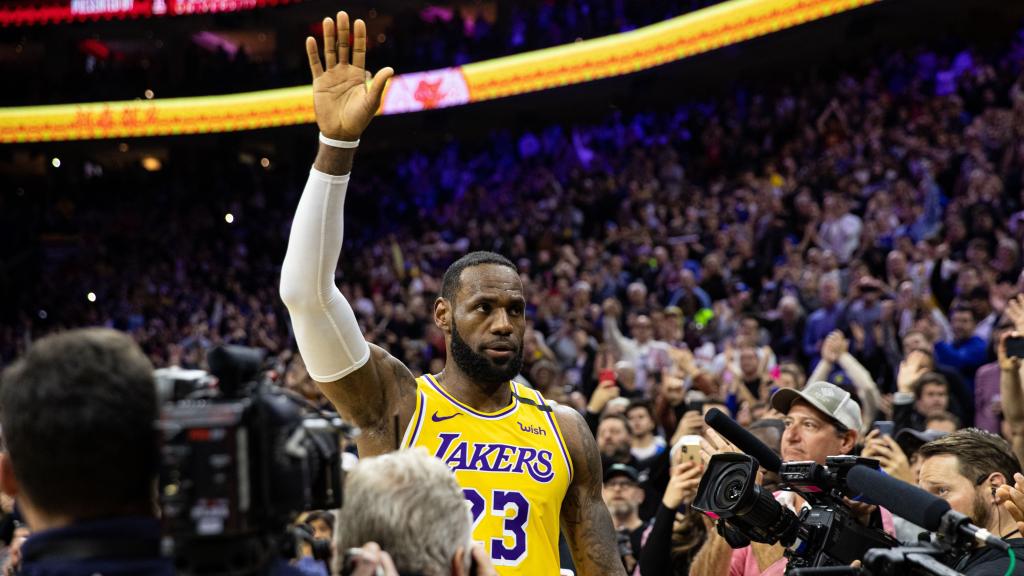 LeBron James, agradeciendo el cariño de la grada de Philadelphia