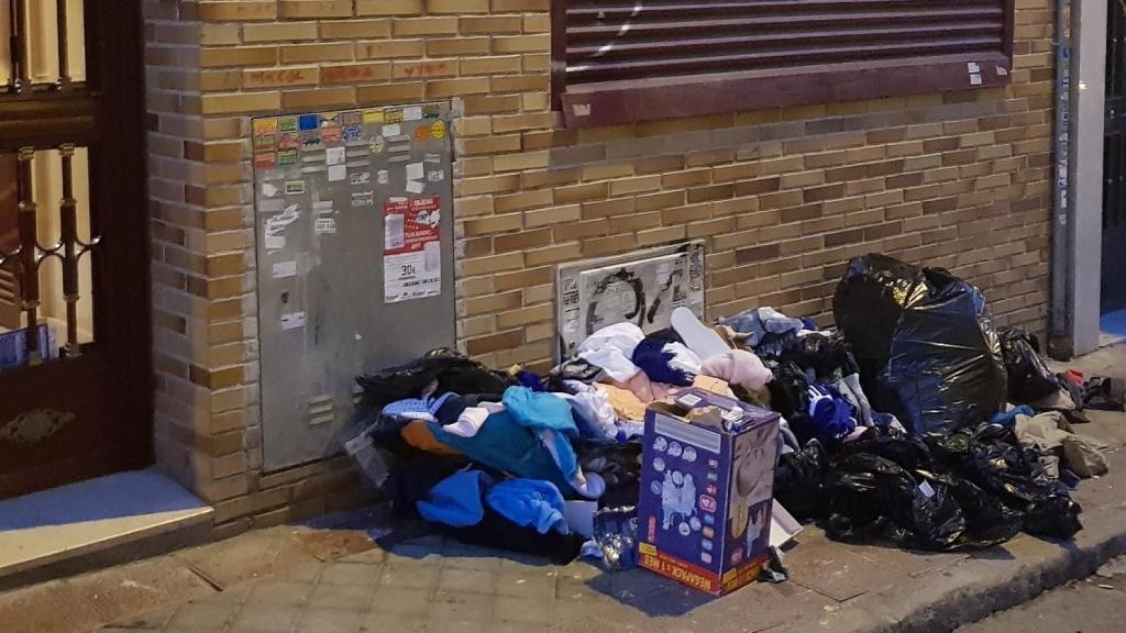 Restos de basura, en la entrada del edificio okupado.