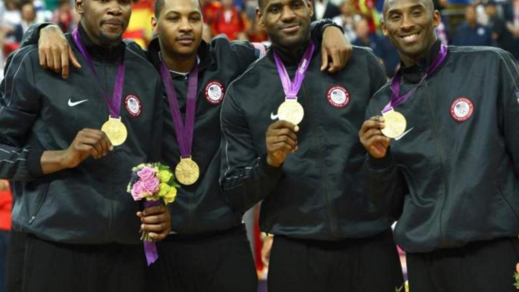 Kobe Bryant con la medalla de oro en Londres 2012 junto a  Lebron James, Dwyane Wade y Carmelo Anthony (izquierda a derecha)