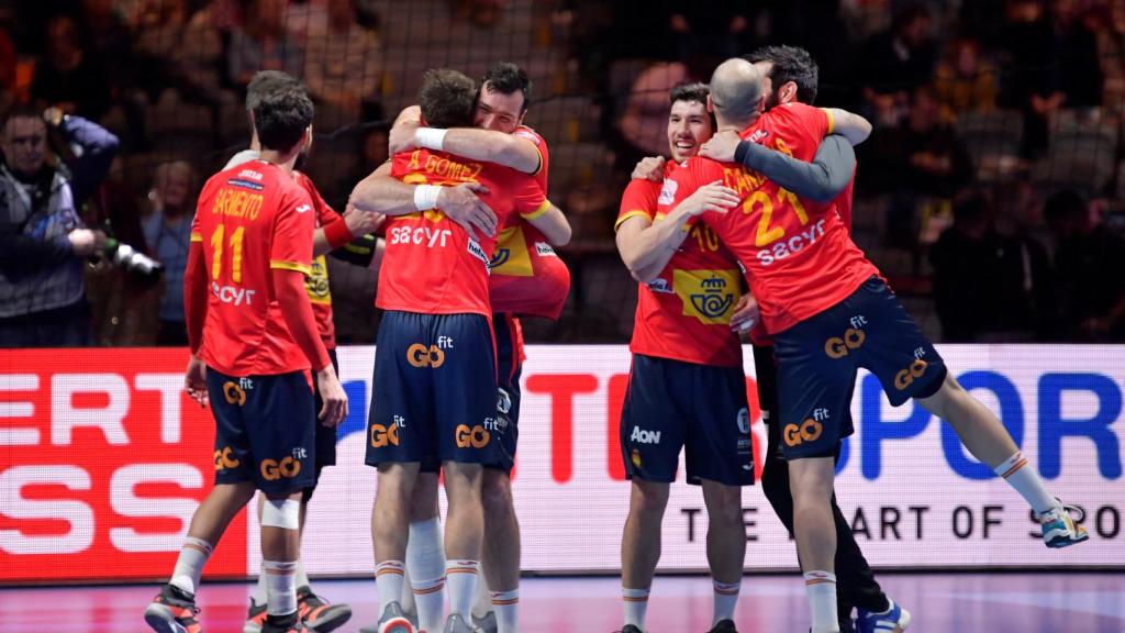 La selección española de balonmano celebra el Europeo 2020