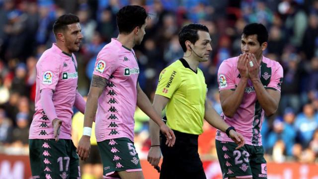 Joaquín protesta al árbitro durante el Getafe - Betis de La Liga