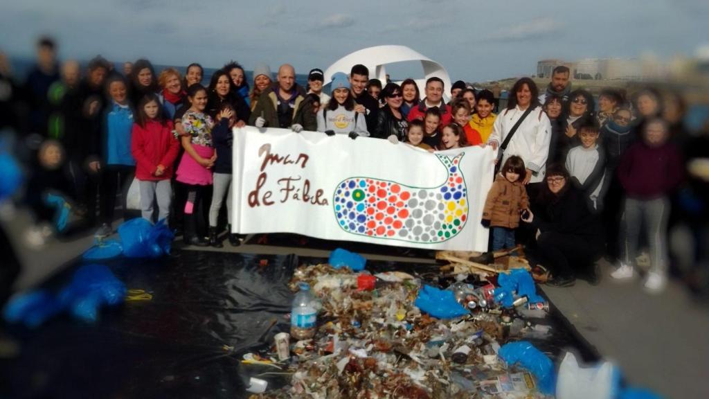 Los voluntarios en la recogida de Riazor y Orzán.