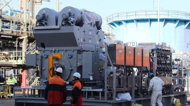 El compresor que se está instalando en la refinería coruñesa.