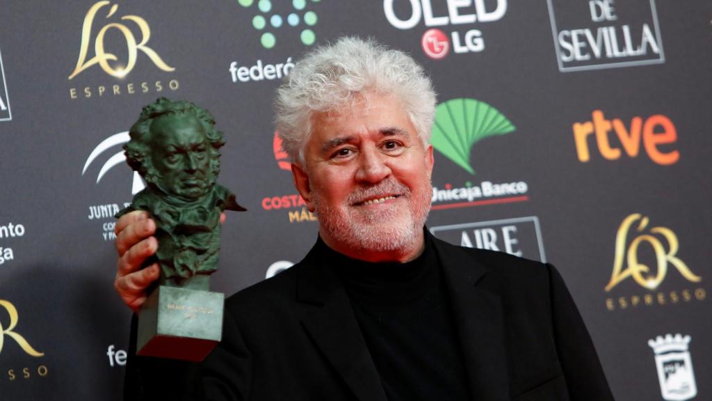 Pedro Almodóvar con el Goya.