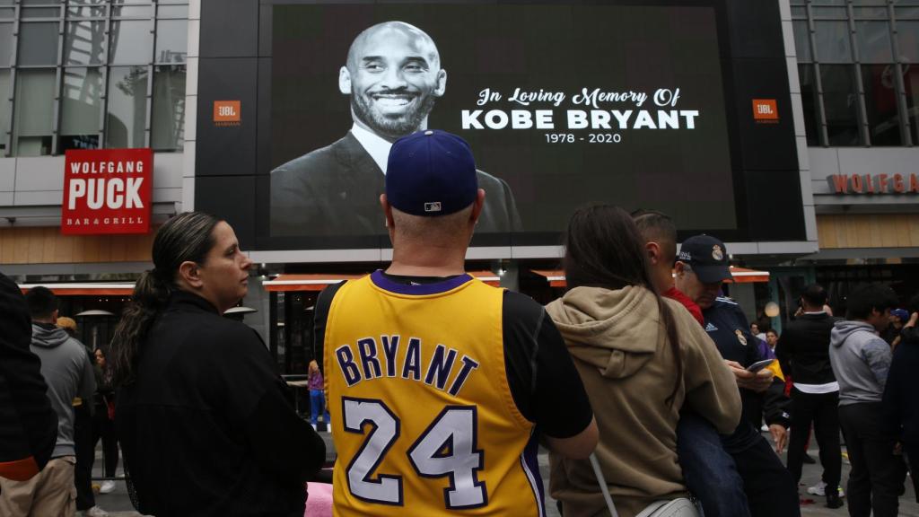 Fans se reúnen en el Staples Center para despedir a Kobe Bryant