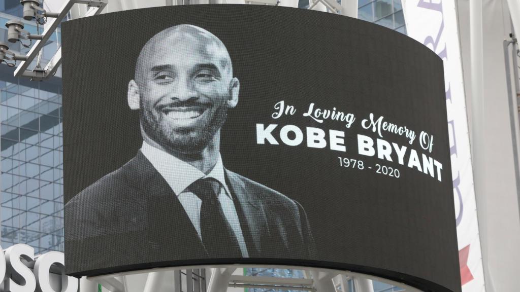 Fans se reúnen en el Staples Center para despedir a Kobe Bryant