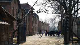 Puerta de entrada de Auschwitz I, donde se observa el letrero con la frase Arbeit macht frei (el trabajo hace libre)