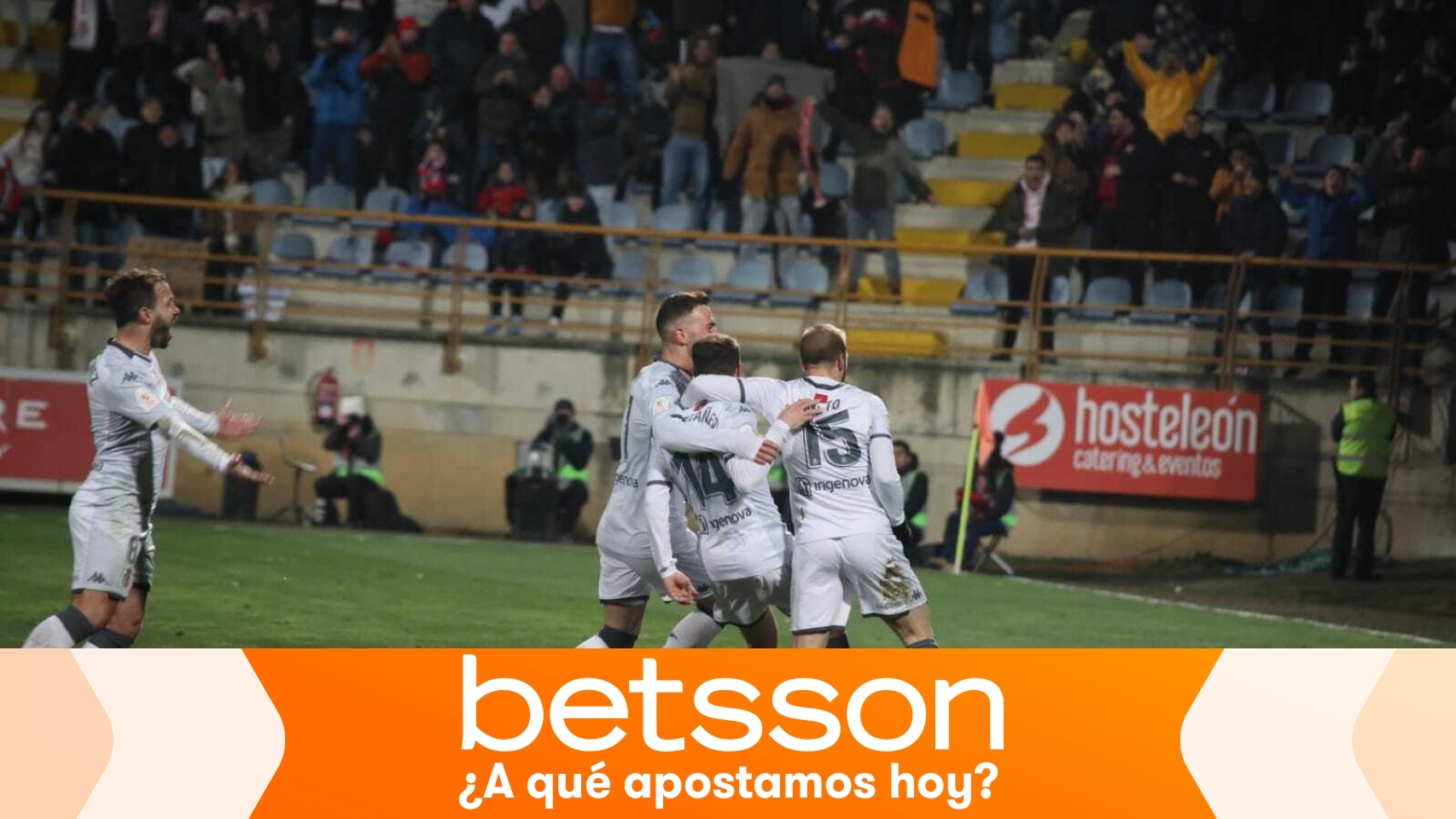 Los jugadores de la Cultural Leonesa celebran un gol en la Copa del Rey