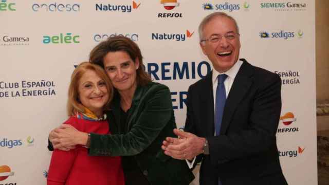 Maite Costa, junto con la ministra Teresa Ribera.