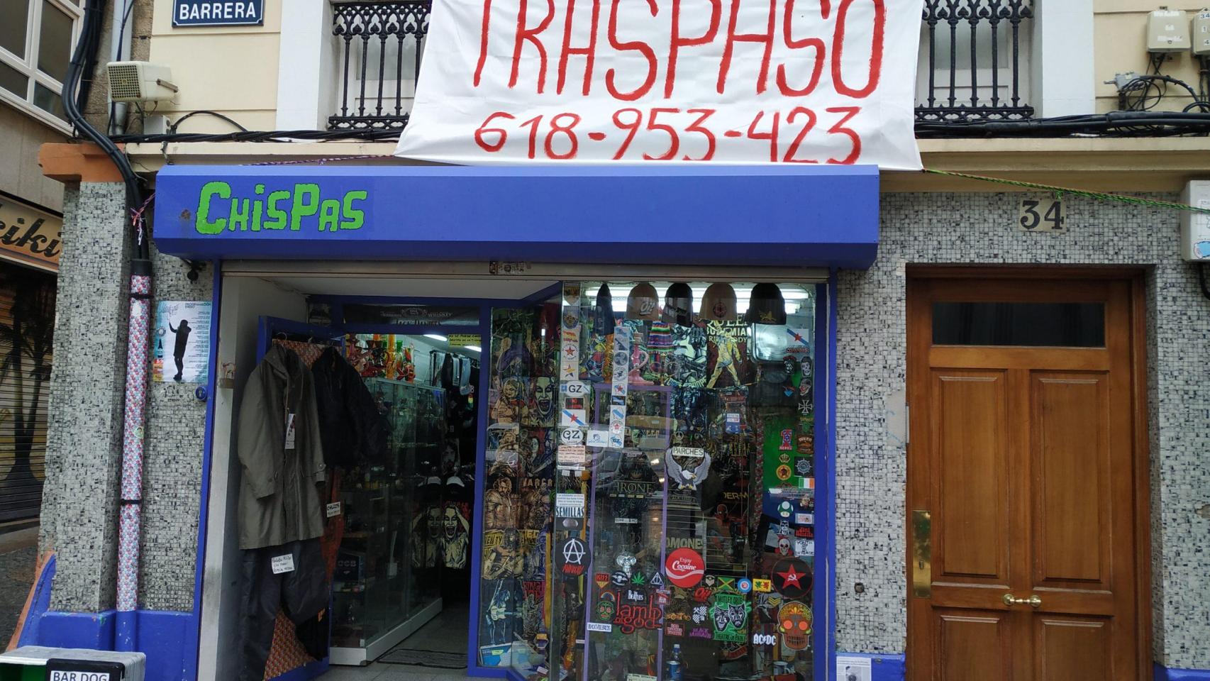 El cartel de traspaso cuelga en el establecimiento de la calle Barreras