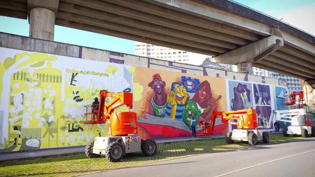 Murales en la carretera que da acceso a la playa de Oza