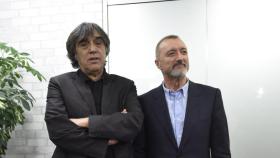 Pérez-Reverte y Agustín Díaz Yanes promocionando Oro.