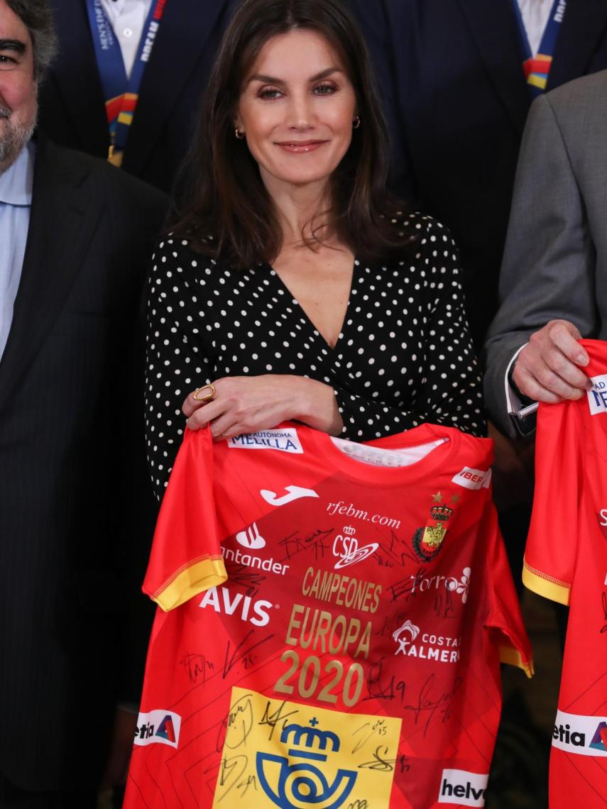 Letizia muestra a cámara su camiseta de la Selección repleta de firmas de los jugadores.