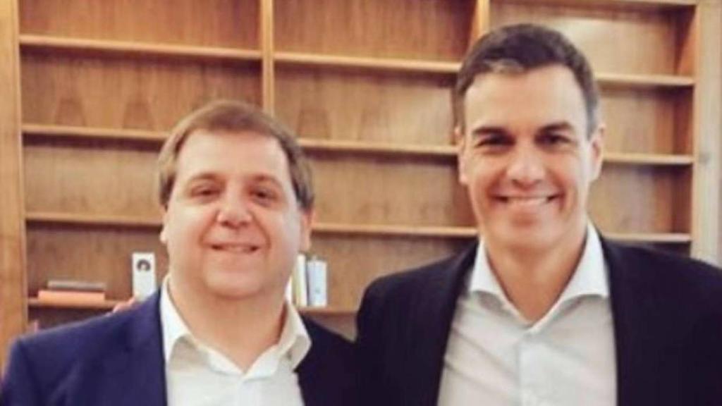 Juan Manuel Serrano junto a Pedro Sánchez en una foto subida a las redes sociales.