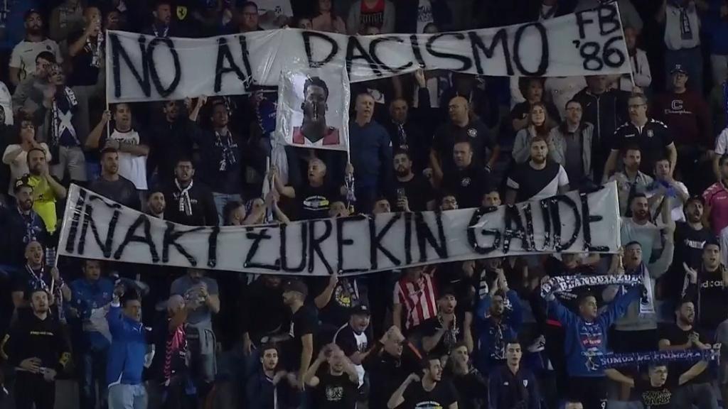 Aficionados del Tenerife mostrando su apoyo a Iñaki Williams