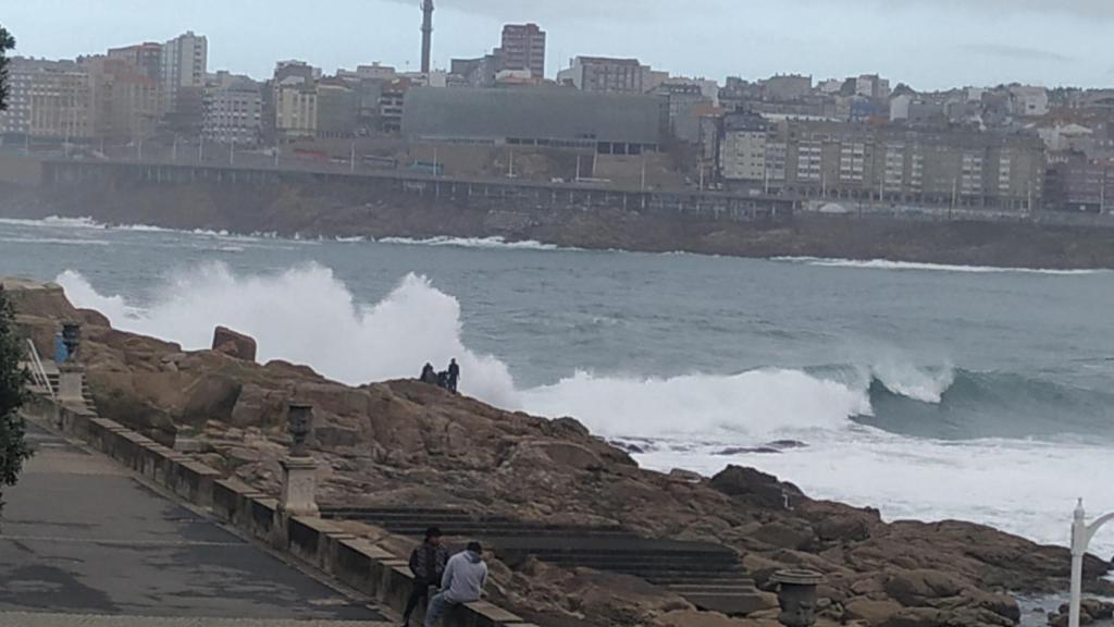 Jóvenes en las rocas de Riazor este mediodía