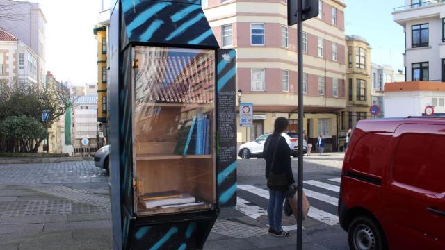 La cabina-biblioteca está en la calle Campo da Estrada.