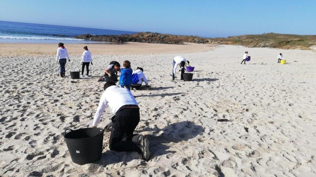 Abanca inicia su programa de voluntariado ambiental en la playa de Doniños