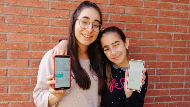 Idoya, una de las personas que ha conseguido comprar el billete de Alta Velocidad 'low cost' (Avlo), y su hermana.