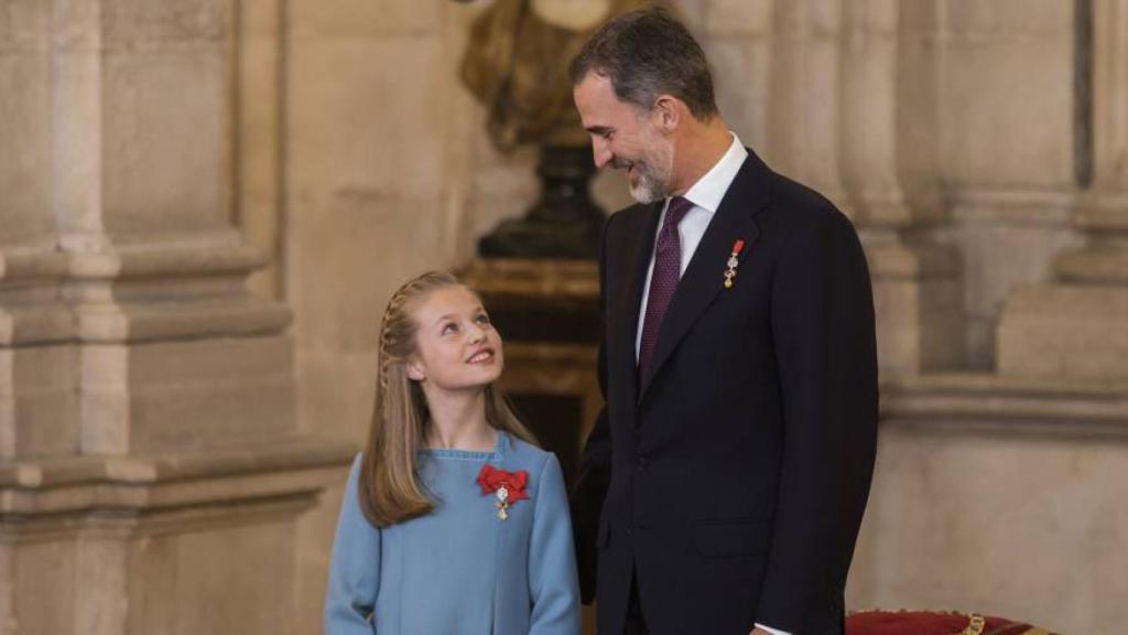 El Rey otorgándole a Leonor el toisón de oro.