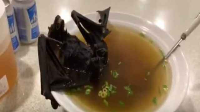 El brote de Wuhan se relaciona con la carne de murciélago, aunque la famosa sopa viral es un plato de Palau.