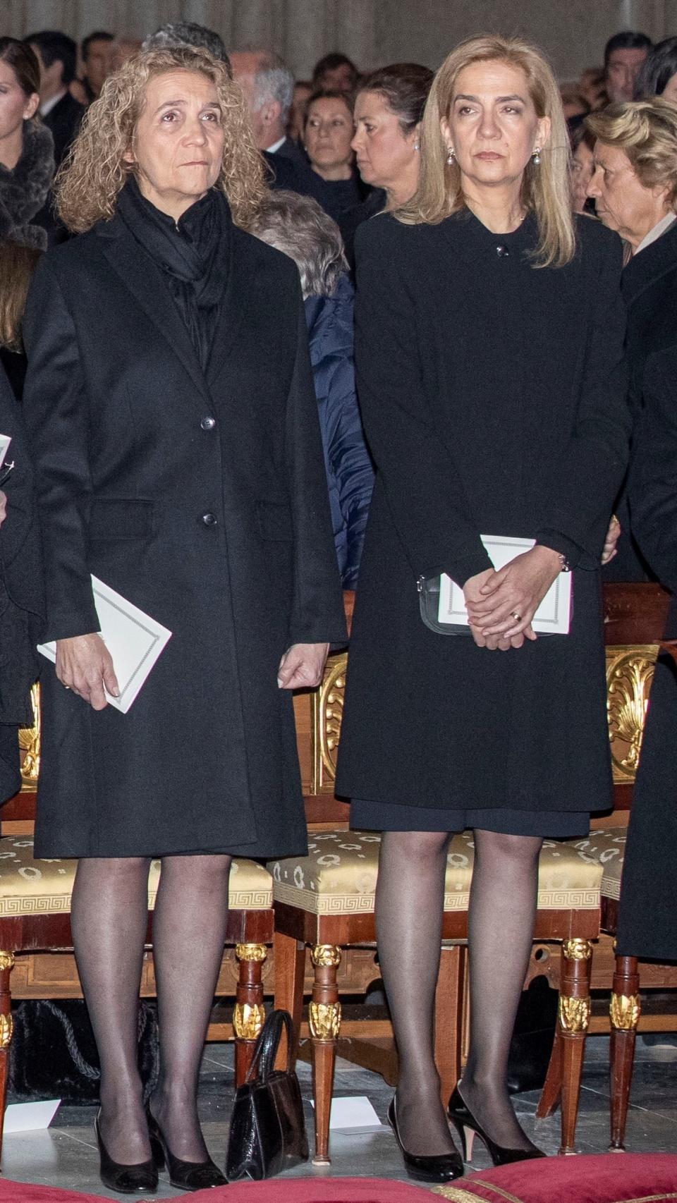 Las infantas Elena y Cristina han estado en la segunda fila, junto a Beatriz de Holanda.