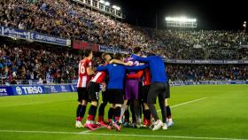 Piña de los jugadores del Athletic en la Copa del Rey